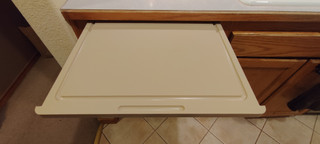 Pull-out cutting board with juice groove